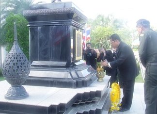Chief Judge of Pattaya Provincial Court Suphian Jungkriangkrai presides over the commemoration day for Prince Rapee Pattanasak, the Father of Thai Law and leads officials in wreaths laying at the monument.